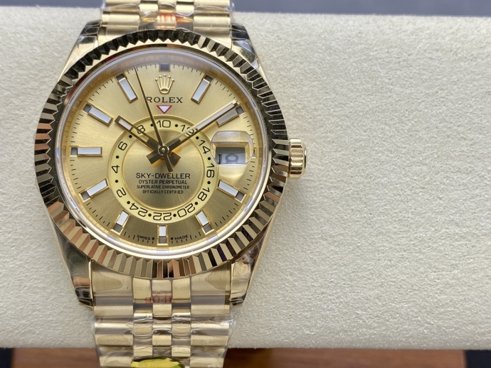 rolex sky dweller m336938 0004 yellow gold champagne dial 42mm1 rolex sky dweller m336938 0004 yellow gold champagne dial 42mm1