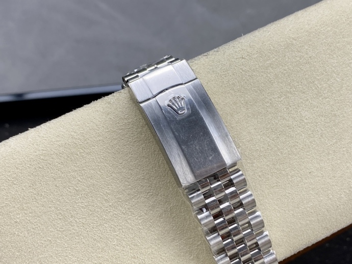 rolex datejust 41mm m126300 0004 silver stick dial oystersteel case domed bezel9 rolex datejust 41mm m126300 0004 silver stick dial oystersteel case domed bezel9